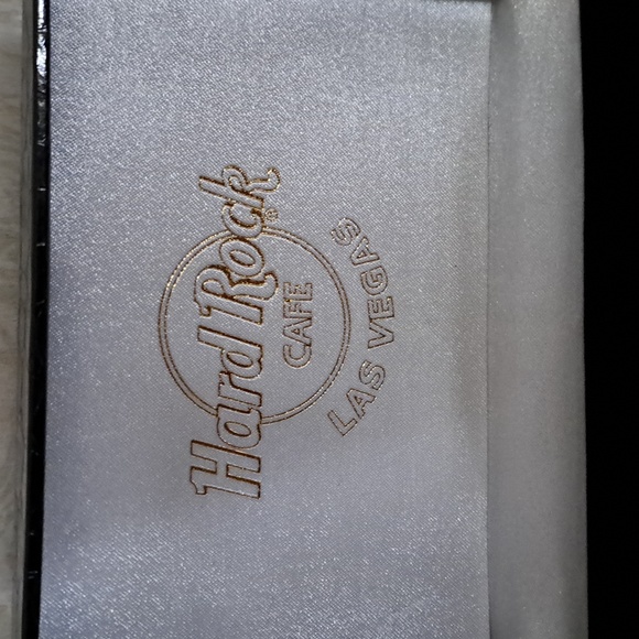 Hard rock cafe pins - Picture 2 of 2